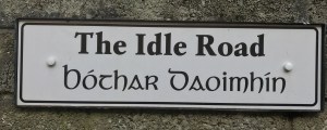 Sign depicting The Idle Road, also in Irish language